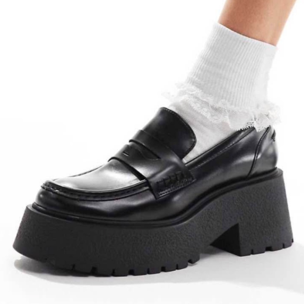 Brand NEW Stradivarius loafers size 8